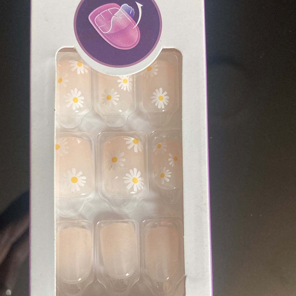 imPRESS Daisy Design Nail Covers - Soft Pink